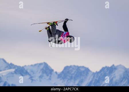 LAUSANNE, SWITZERLAND. 22th, Jan 2020. HENDERSON Hunter (USA) competes in the Freestyle Skiing: Men's Freeski Big Air competitions during the Lausanne 2020 Youth Olympic Games at Leysin Park & Pipe on Wednesday, 22 January 2020. LAUSANNE, SWITZERLAND. Credit: Taka G Wu/Alamy Live News Stock Photo