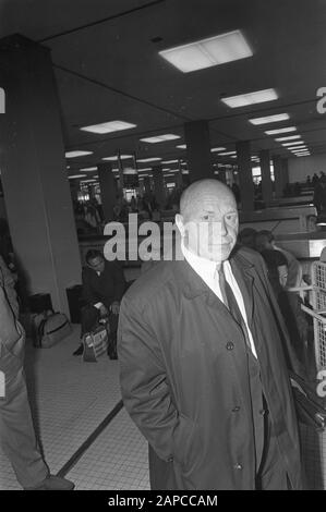 Arrival HSV Hamburg at Schiphol Airport. Coach Georg Knöpfle of HSV Hamburg Annotation: HSV would play the Europacup II final on 23 May 1968 in Rotterdam against Inter Milan Date: 20 May 1968 Location: Schiphol Keywords: trainers, airports Personname: Knöpfle, Georg Stock Photo