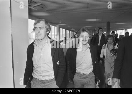 Arrival HSV Hamburg at Schiphol in connection with final Europa Cup II against Anderlecht in Amsterdam; Blankenburg (l) and Steffenhagen Date: 10 May 1977 Location: Noord-Holland, Schiphol Keywords: airports, footballers Personal name: Blankenburg, Horst, Steffenhagen, Arno Stock Photo