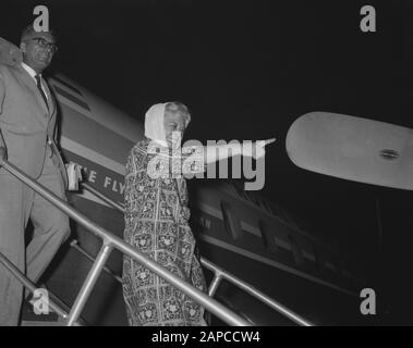 Arrival Italian director Federico Fellini and his wife the actress Giulietta Masina at Schiphol Date: 9 June 1960 Location: Noord-Holland, Schiphol Keywords: arrivals, actress, film directors, movie stars, airfields Personal name: Fellini Federico, Masina, Giullieta Stock Photo