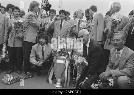 Arrival PSV with Europa Cup I at Eindhoven airport; ir. Frits Philips and PSVers with cup Date: May 26, 1988 Location: Eindhoven Keywords: sport, football Institution name: PSV Stock Photo