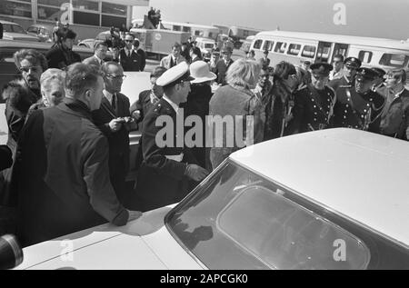 Arrival Rolling Stones at Schiphol Airport, departing by auot Date: April 15, 1967 Location: Noord-Holland, Schiphol Keywords: Cars, arrivals, beatgroups, departures InstitutionName: Rolling Stones Stock Photo