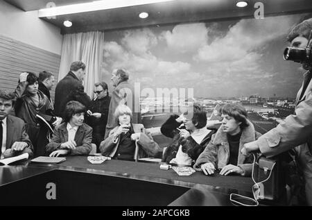 Arrival Rolling Stones at Schiphol Airport, Rolling Stones in Press Room Date: March 26, 1966 Location: Noord-Holland, Schiphol Keywords: arrivals Institution name: Rolling Stones Stock Photo