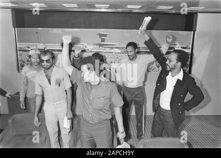 Arrival opponents of Bouterse who have been expelled by French Guyana; the deported Surinamese Dutch clenched their fists Date: March 27, 1984 Location: Suriname Keywords: arrivals , opponents Personal name: Bouterse, French Guyana Stock Photo