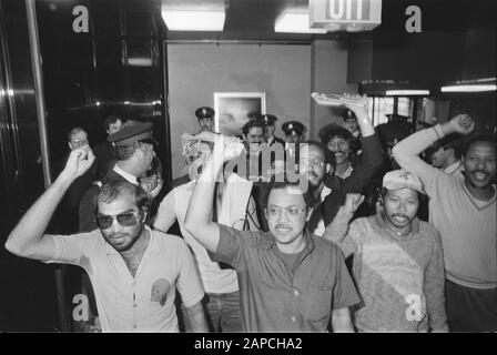 Arrival opponents of Bouterse who have been expelled by French Guyana; the deported Surinamese balls their fists Date: March 27, 1984 Location: Suriname Keywords: arrivals, opponents Personal name: Bouterse, French Guyana Stock Photo