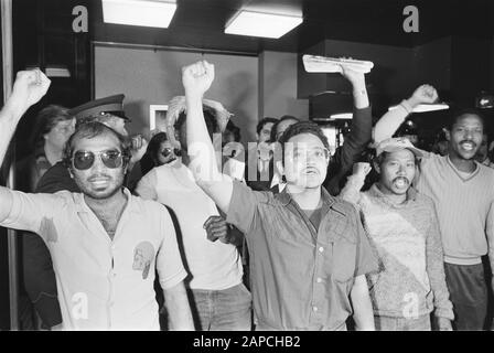 Arrival opponents of Bouterse who have been expelled by French Guyana; the deported Surinamese Dutch clenched their fists Date: March 27, 1984 Location: Suriname Keywords: arrivals , opponents Personal name: Bouterse, French Guyana Stock Photo