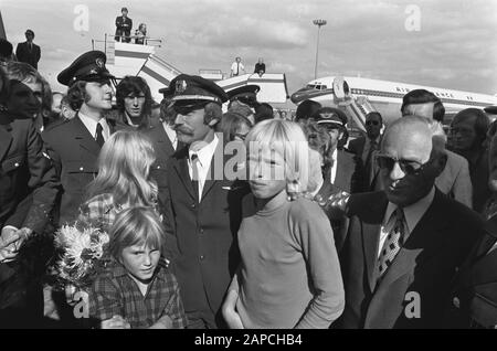 Arrival Transavia crew with French Boeing 707 at Schiphol Airport; Sierks with children Date: 19 September 1974 Keywords: Children, arrivals Institution name: Transavia Stock Photo