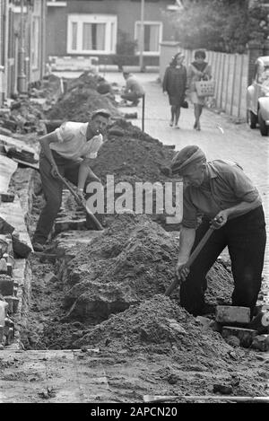 Additional employment in Heusden. Workers at work Date: 9 May 1968 Location: Heusden Keywords: WORKERS, EMPLOYMENT Stock Photo