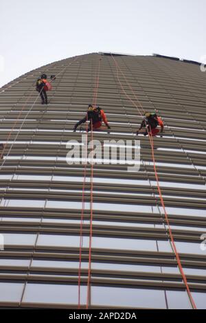 Windows cleaners climbers at work on Unicredit Tower skycraper, Milan, Italy Stock Photo