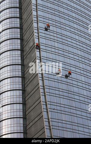 Windows cleaners climbers at work on Unicredit Tower skycraper, Milan, Italy Stock Photo