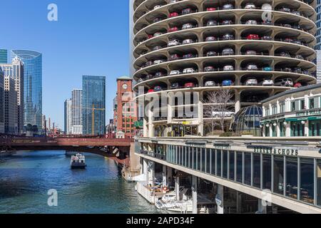 Famous round parking lot at Chicago River - CHICAGO, USA - JUNE 12, 2019  Stock Photo - Alamy