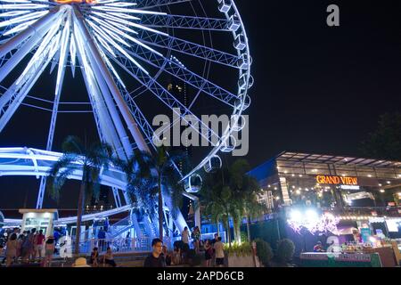 Asiatique: The Riverfront is a 4,8 hectares open air mall and entertainment complex, frequented by locals. The Asiatique Sky is a landmark in Bangkok. Stock Photo