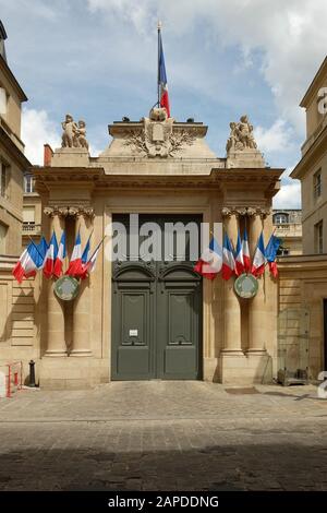 Flags out in front of the entrance to Palais Bourbon, Rue de l'Université Stock Photo