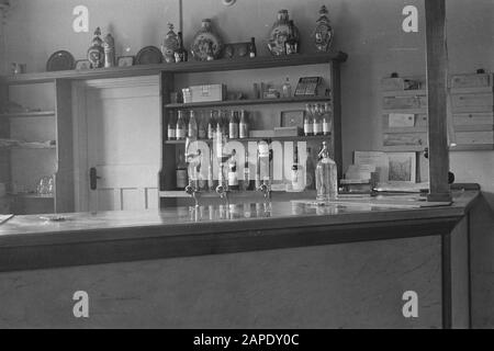 ARMY [Army] Anefo London series Description: Army 554 The bar in the officers mess. Canteen and recreation rooms in the Dutch army camp in Wolverhampton. The bar in the officersmess.   Date: December 1941 Location: Great Britain Keywords: bars, camps, canteens, army, World War II Stock Photo