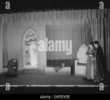 ARMY [Army] Anefo London series Description: Army 567 Men of the Brigade staging a play. The Dutch Army Camp in Wolverhampton. Staff from the brigade bring a play to the spotlight. Date: December 1941 Stock Photo