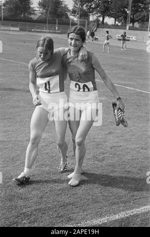 Athletics Netherlands, Romania, France ladies in Uden, Wilma van de Berg supported by Trudi Ruth Date: 11 July 1971 Location: France, Netherlands, Romania, Uden Keywords: ALETICS Stock Photo