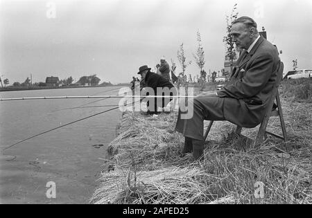 Elderly Roeterstraat from fishes in Ilpendam. Mayor of Ilpendam drs. H. J. Kastein handed grandpa Hijkamp the first prize/Date: 5 June 1968 Location: Ilpendam Keywords: Elderly, FISH, handing over, prizes Stock Photo