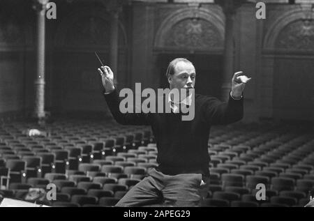 Bernard Haitink successor of Eduard van Bernum rehearses for the first time with the Concertgebouw Orchestra, Bernard Haitink during Date: March 24, 1960 Keywords: Concertgebouw orchestra, successors , rehearsals Personal name: Bernard Haitink, Eduard van Bernum Stock Photo