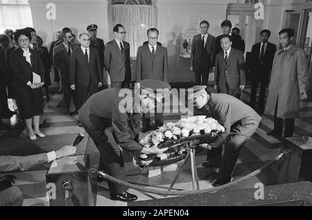 Visit Chinese premier Zhao Ziyang; wreath laying Second Chamber Date: June 17, 1985 Keywords: visits, Prime Minister: Zhao Ziyang Stock Photo