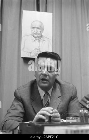 Book I lived with Martin Bormann published by Publisher Born, press conference The Hague. Ex-SS-er Erich Karl Wiedwald tells Bormann is still alive/Date: 13 November 1969 Location: The Hague, Zuid-Holland Keywords: books, press conferences, publishers Personal name: Bormann Stock Photo