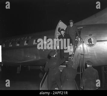 Arrival Minister Stikker from Paris on plane stairs Date: 31 January 1950 Location: France, Paris Keywords: ARRIVAL, flight stairs Personal name: Stikker, Dirk Stock Photo