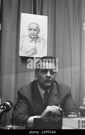 Book I lived with Martin Bormann published by Publisher Born, press conference The Hague. Recent portrait of Bormann Date: 13 November 1969 Location: The Hague, Zuid-Holland Keywords: books, press conferences, portraits, publishers Personal name: Bormann Stock Photo