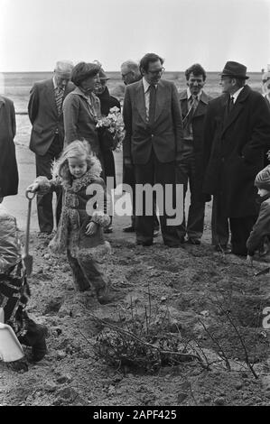 Princess Margriet plant with students a tree on the tree holiday in Almere Haven Description: trees, children, princesses, ceremonies, Margriet, princess Date: March 16, 1977 Location: Almere, Flevoland Keywords: trees, children, ceremonies, princesses Personal name: Margriet, princess Stock Photo