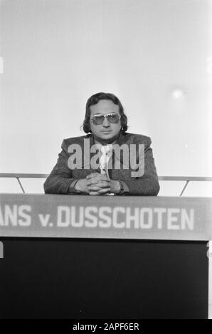 Butter, Cheese and Eggs, Tros-quiz (broadcast 26 July); nr. 17, French van Dusschoten Date: 24 July 1974 Keywords: artists, television, television programmes Personal name: Dusschoten, French of Setting name: TROS Stock Photo