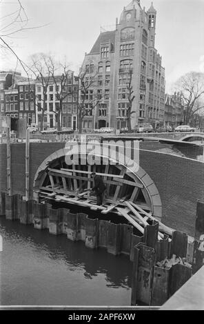 Construction of new bridge over Leliegracht near Keizersgracht is almost completed Date: March 26, 1981 Keywords: construction, bridges Stock Photo