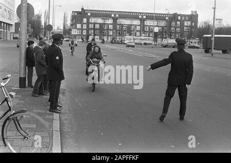 Second carless Sunday in connection with the oil boycott Description: Moped cyclist is arrested by the police Date: 11 November 1973 Keywords: car-free, moped riders, oil boycott, police Stock Photo