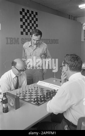 IBM Chess Tournament 1968 Description: Bronstein (l) plays against  Shamkovich (r). Kavalek looks along Date: 31 July 1968 Location: Amsterdam,  Noord-Holland Keywords: group portraits, chess players, chess tournaments, chess  players Personal name