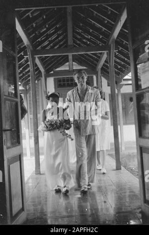 [newlyweds in hospital?. Dutch man in pajamas and Indonesian woman. Behind them two nurses] Date: 1948/01/01 Location: Indonesia, Dutch East Indies Stock Photo