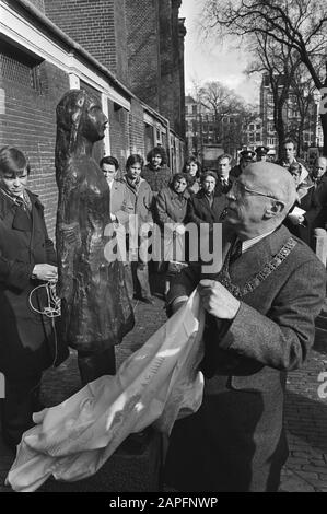 Reveal by mayor Samkalden of the statue of Anne Frank at the Westermarkt in Amsterdam Description: Mayor Samkalden reveals the statue Annotation: The statue is a design by Mari Andriessen Datate: 14 March 1977 Location: Amsterdam, Noord-Holland Keywords: sculpture, mayors, revelations, war monuments, statues Personal name: Frank, Anne, Samkalden, Ivo Stock Photo