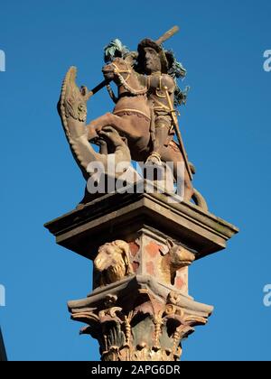 Brunnenfigur Herterichsbrunnen am Marktplatz, Rothenburg ob der Tauber bei Dämmerung, Mittelfranken, Franken, Bayern, Deutschland | Herterich fountain Stock Photo