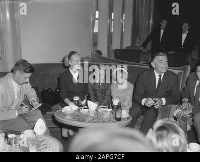 Clark Gable in the Netherlands, with wife Kay Williams Gable and [stief] children Joan and Adolph Date: 4 July 1959 Keywords: actors, movie stars, families, group portraits Personal name: Gable Clark, Gable Kay Williams Stock Photo