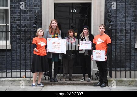 Janis Winehouse, mother of the late Amy Winehouse, with MS Society staff and people living with multiple sclerosis, delivers a letter to 10 Downing Street, London, demanding the government make urgent changes to Personal Independence Payments (PIP). Stock Photo