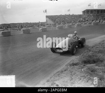 Grand Prix Zandvoort 1953 Description: Autoraces Dutch Grand Prix Zandvoort. Ascari in de bend Date: 7 June 1953 Location: Noord-Holland, Zandvoort Keywords: cars, sports Person name: Ascari, Alberto Stock Photo