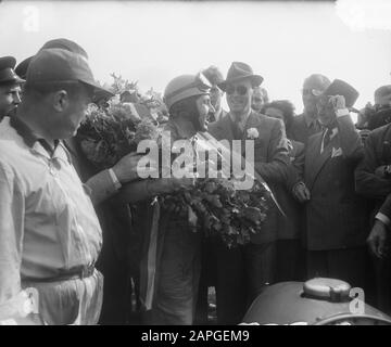 Grand Prix Zandvoort 1953 Description: Autoraces Dutch Grand Prix Zandvoort. Winner Alberto Ascari with prince Bernhard Date: 7 June 1953 Location: Noord-Holland, Zandvoort Keywords: cars, sports Person Name: Ascari, Alberto, Bernhard (prince Netherlands) Stock Photo