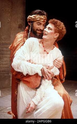 Timothy Dalton (Antony) and Vanessa Redgrave (Cleopatra) in ANTONY AND CLEOPATRA by Shakespeare  directed by Toby Robertson at the Theatre Royal Haymarket, London in 1986. Vanessa Redgrave, actress and political activist, born in London in 1937. Awarded CBE in 1967. In a long-term relationship with Timothy Dalton from 1971 to 1986. Stock Photo