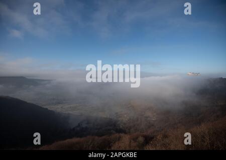 23 January 2020, Baden-Wuerttemberg, Neuffen: The castle ruins of Hohenneuffen can be seen above the fog-covered valley in front of it. Photo: Marijan Murat/dpa Stock Photo