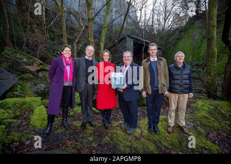 EMBARGOED TO 0001 FRIDAY JANUARY 24 (Left to right) Dr Katheryn Roberts, Dr David Gwyn (historian), Heritage Minister Helen Whatley, Cllr Gareth Thomas, UK Welsh Minister David Davies and Slate Museum worker David Roberts at the Welsh Slate Museum in Llanberis, to mark the news that the slate mining landscape of northwest Wales could be the UK???s next UNESCO World Heritage site. Stock Photo