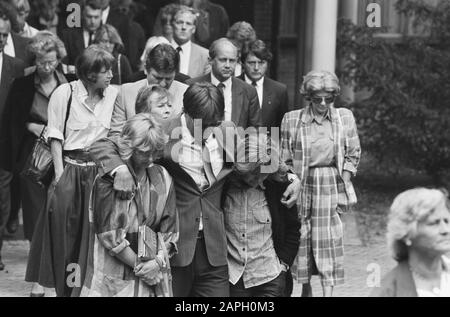 Cremation TV presenter Willem Noise in Driehuis/Westerveld; actor Jeroen Krabbé and Willeke Alberti (l) leave the crematorium Date: August 12, 1986 Location: Triehuis Keywords: cremations Personal name: Alberti, Willeke, Krabbé, Jeroen Stock Photo