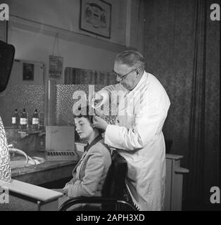 women's hair salons, customers, barberchairs, perms, hairdressers, combs, EFA-Lock Date: November 1950 Keywords: women's hair salons, combs, hairdressers, hairdressing chairs, customers, perm Personal name: Efa-Lock Stock Photo
