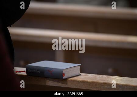 23 January 2020, Baden-Wuerttemberg, Stuttgart: A hymn book is lying on a bench during a service. Photo: Sebastian Gollnow/dpa Stock Photo