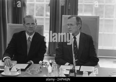 Visit of President Bush of the United States to the Netherlands Description: US Secretary of State Baker (l) and President Bush in the Trêveszaal of the Inner Court Date: 17 July 1989 Location: Den Haag, Zuid-Holland Keywords: visits, ministers, presidents Personal name: Baker, James A., Bush, George H.W. Stock Photo