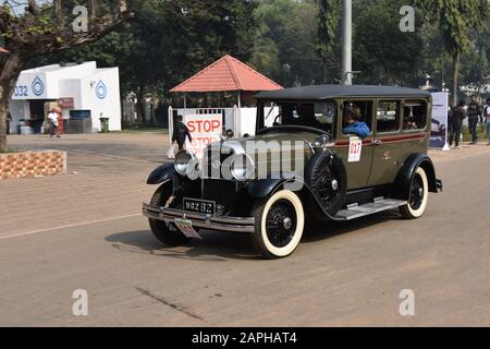 堅実な究極の hp 100 with car Studebaker 1928 and India engine. cylinder 8 ミニカー