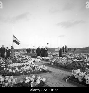 Funeral resistance fighters Description: The honorary cemetery Bloemendaal in Overveen Annotation: 347 resistance fighters are buried in the honorary cemetery. On 27 November 1945 the inauguration meeting took place in the presence of Queen Wilhelmina and Prince Bernhard Date: 27 November 1945 Location: Noord-Holland, Overveen Keywords: cemeteries Stock Photo