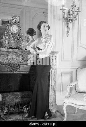 Countess of Paris Description: The Countess of Paris poses in a Hôtel in Paris in a dress by Paquin Date: 1936 Location: France, Paris Keywords: interiors, women Personal name: Isabelle Marie-Allure Victoire (Princess of Orleans), Paquin Stock Photo