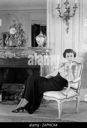 Countess of Paris Description: The Countess of Paris poses in a Hôtel in Paris in a dress by Paquin Date: 1936 Location: France, Paris Keywords: interiors, women Personal name: Isabelle Marie-Allure Victoire (Princess of Orleans), Paquin Stock Photo