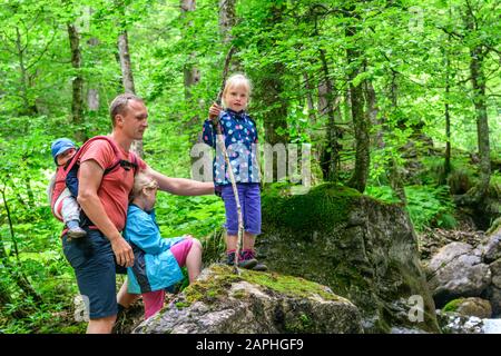 Junge Familie mit kleinen Kindern beim Wandern in den Bergen Stock Photo